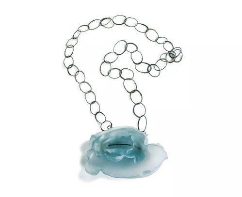 她用塑料創(chuàng)造空靈夢幻的當代珠寶藝術